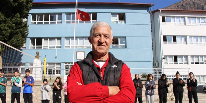 42 yıl aynı okulda görev yapan 'Nadir Hoca'ya alkışlı veda