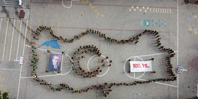 Malatya'da 100 öğrenci ile 100. yıl koreografisi oluşturuldu