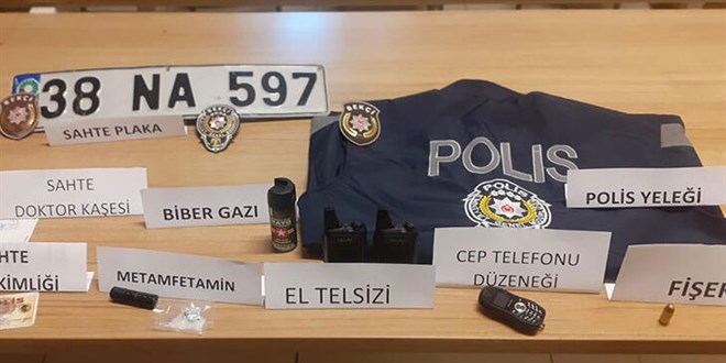 Sahte polis yeleğiyle gezerken bekçilere yakalandılar: 3 gözaltı
