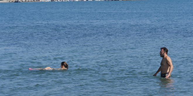Edremit Körfezi'nde ekim ayında yüzme keyfi yaşadılar