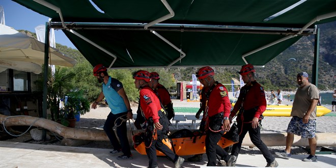 Kelebekler Vadisi'nde kayalklara den parat pilotu ld