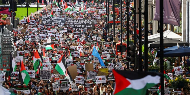 Londra'da Filistin'e destek gsterisine on binlerce kii katld