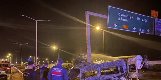 TAG Otoyolu'nda tır 3 araca çarptı, 3 kişi öldü