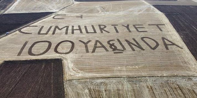 Yozgatlı çiftçi tarlasına 'Cumhuriyet 100 yaşında' yazdı