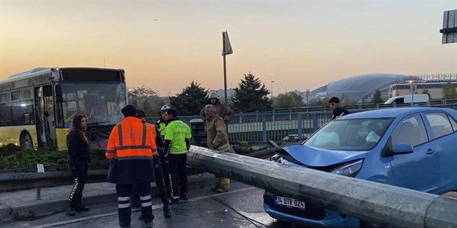 İETT otobüsü aydınlatma direğine çarptı