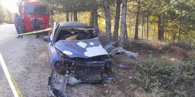 Uşak'ta kamyonla otomobilin çarpışması sonucu 1 kişi öldü, 3 kişi yaralandı