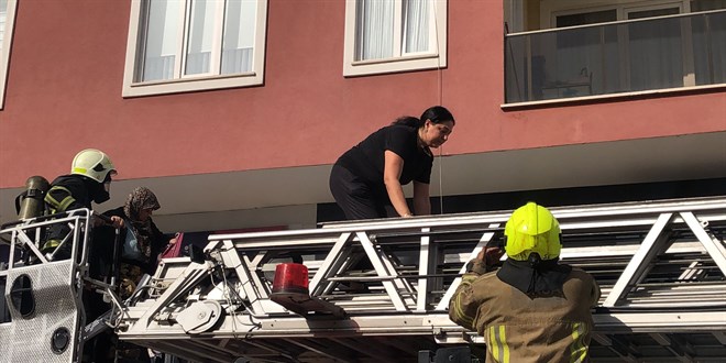Bursa'da 10 katlı apartmanda çıkan yangın söndürüldü