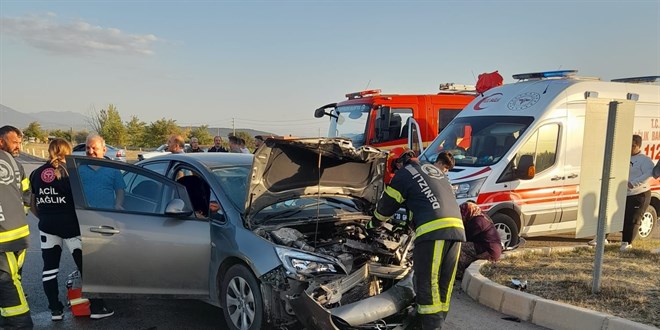2 aracın çarpıştığı kazada 1 kişi öldü, 6 kişi yaralandı