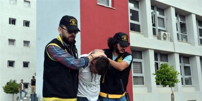 Üniversiteli kızı yerde sürükleyip, çantasını gasbetti