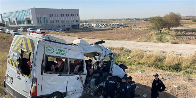 İşçi servisi ile kamyonetin çarpıştığı kazada 2 kişi öldü, 15 kişi yaralandı