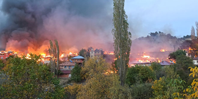 Köyde çıkan yangın şiddetini arttırdı: 43 ev alevlere teslim oldu