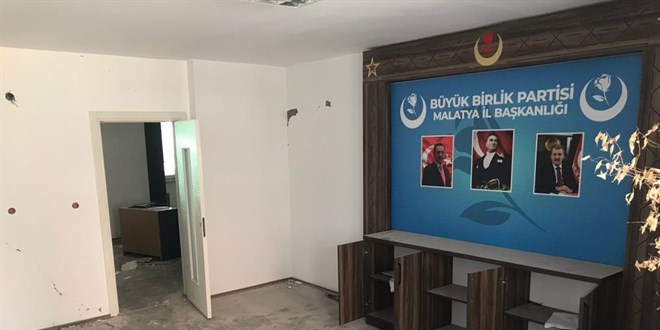 Duvarı delerek girdikleri BBP il binasında ne varsa alıp götürdüler