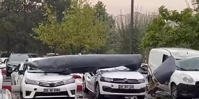 F-4'ün çarptığı araçlar hala bulundukları yerde bekliyor