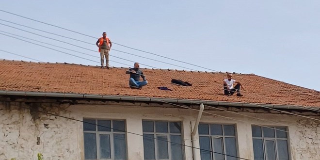 Madencilerden çatıda eylem