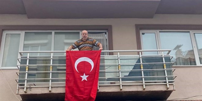 'Bayrak Asan Dayı' bu kez 100. yıl için balkona çıktı