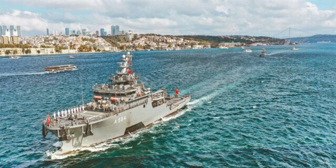 100 gemiyle geçit töreni