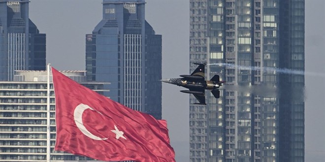 Türk Yıldızları ve SOLOTÜRK 100. yıl için İstanbul semalarında