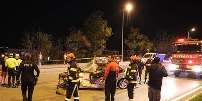Denizli'de tıra çarpan otomobilin sürücüsü öldü