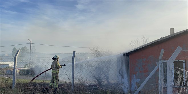 Tuzla'da bir gecekondu yandı