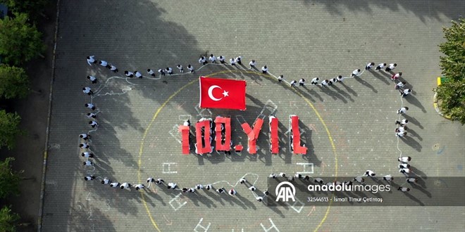 Sakarya'da öğrenciler 100. yıl koreografisi oluşturdu