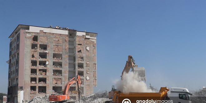 Hatay'da ağır hasarlı binaların kontrollü yıkımı sürdü