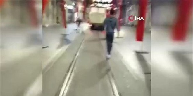 İstiklal Caddesi'ndeki bayrakları deviren şahıs gözaltına alındı