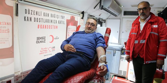 Cumhuriyetin 100. yılında Kızılay'a 100. kez kan bağışı yaptı