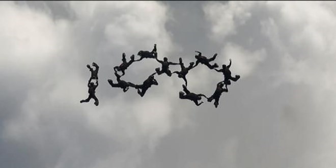 Bordo bereliler, gökyüzünde 100 rakamı oluşturdu