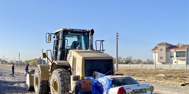 Park halindeki iş makinesine çarpan otomobilin sürücüsü öldü