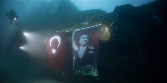 İzmir'de dalgıçlar 9 Eylül vapuru batığında Türk bayrağı açtı