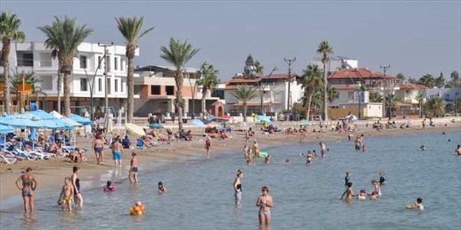 Mersin'de güneşli havayı fırsat bilenler denize girdi