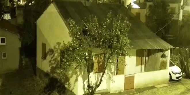 Sivas'ta köye inen ayılar güvenlik kamerasıyla görüntülendi