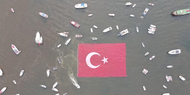 İzmit Körfezi'nde 1923 metrekarelik Türk bayrağı açıldı