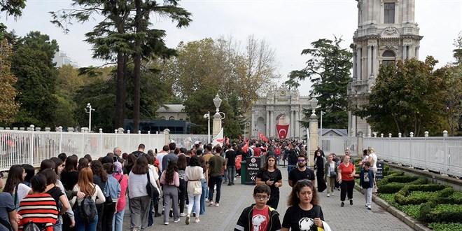 Dolmabahçe Sarayı'na ziyaretçi akını