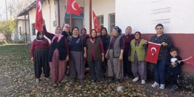 Köyde öğrenci bulamayan yaşlılar, 100'üncü yıl şiirlerini kendileri okudu
