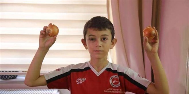 Soğan ve sarımsaksız duramıyor! 'Okula giderken, evde, sokakta her yerde yiyor'