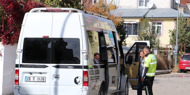 Ehliyetsiz sürücü ile akrabalarının saldırısı sonucu 2 polis memuru yaralandı
