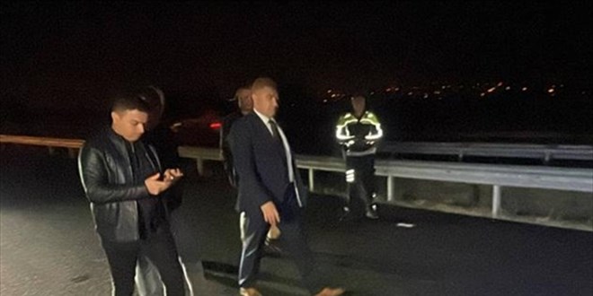 Dzce'de park halindeki i makinesine arpan motosikletteki 2 kii ld