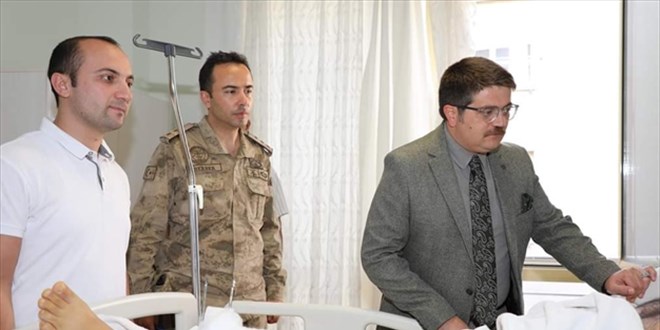 Viranehir Kaymakam, askeri aracn devrilmesi sonucu yaralanan askerleri hastanede ziyaret etti