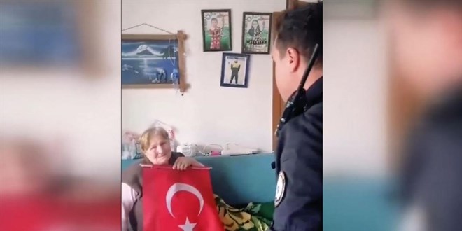 112 Acil'den bayrak isteyen engelli yal kadna polisten srpriz