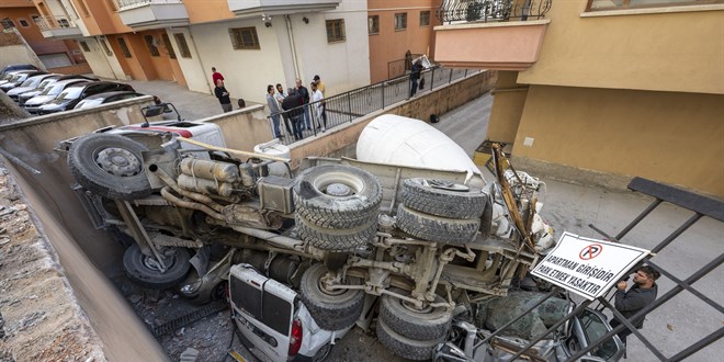 Başkentte üzerine beton mikseri düşen 4 araç kullanılamaz hale geldi