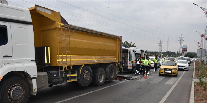 Adana'da kamyonun arpt yaya hayatn kaybetti