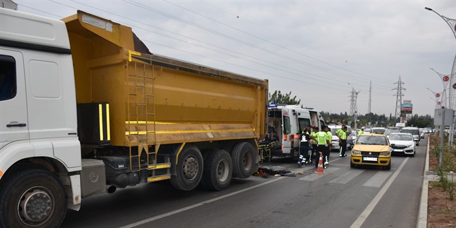 Adana'da kamyonun çarptığı yaya hayatını kaybetti