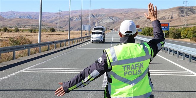 Trabzon Emniyet Mdr'nden krmz kta geen polis ekibine ceza kesilmesi talimat