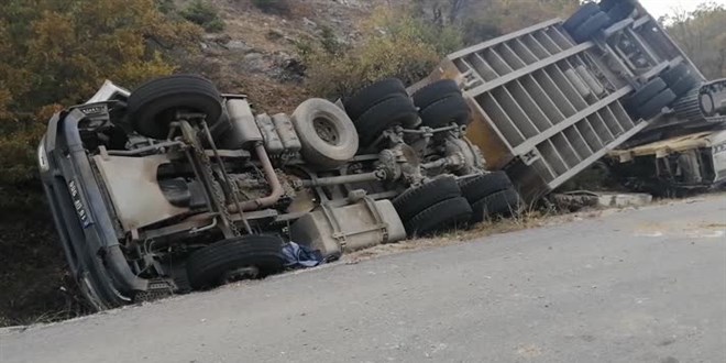 Çorum'da iş makinesi taşıyan tır devrildi, 2 kişi öldü