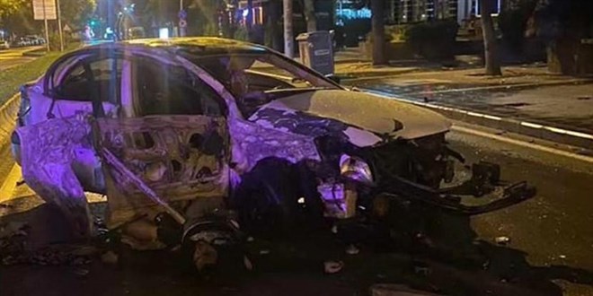 Gaziantep'te iki araç kafa kafaya çarpıştı: 2 ölü, 3 yaralı