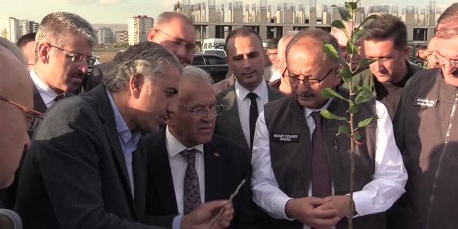 Bakan Özhaseki: Ezanın okunmasının bir tek şartı var, o da güçlü olmak
