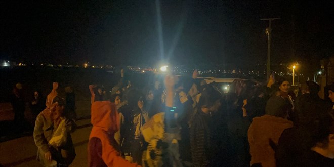 Asansörde kalan 3 öğrenci bulundukları yerden çıkarıldı