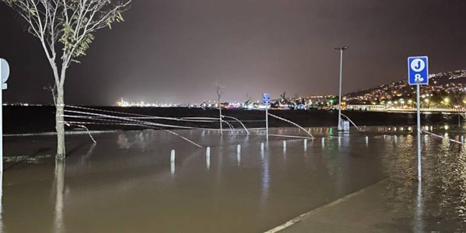 Kocaeli'de deniz taştı: Otopark su altında kaldı