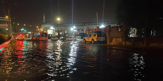 zmir'de saanak nedeniyle evleri ve i yerlerini su bast